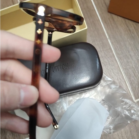 Louis Vuitton Brown Oversized Sunglasses - Picture 2 of 13